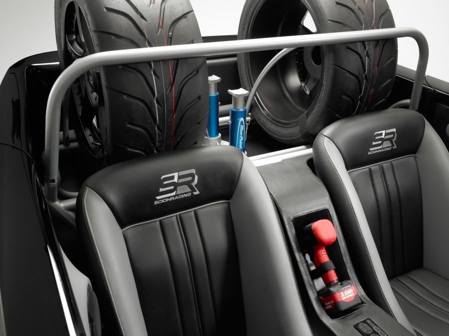 Детали интерьера Scion iQ by Cartel 2011 года  (фото 6 из 10)